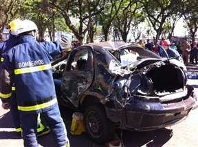 Simulação de acidente no centro de Maringá chama a atenção para o perigo do uso de celular ao volante